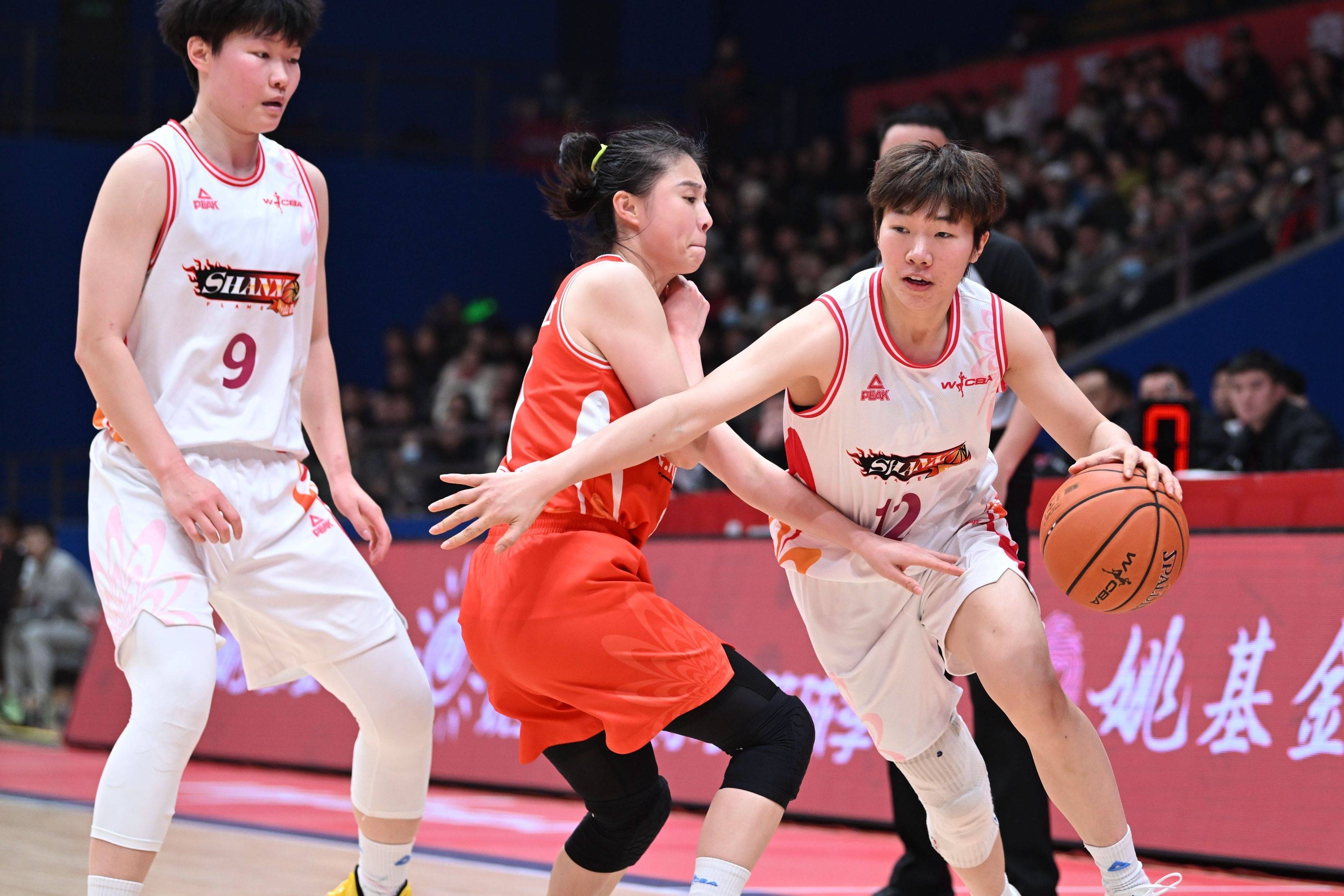 广东女篮取胜山西队，保持领先优势